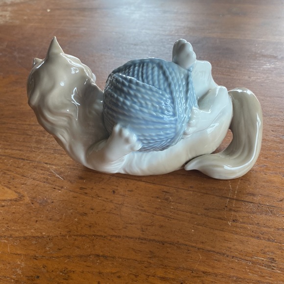 Vintage 1989 NAO by Lladro porcelain cat playing with ball of yarn figurine - Picture 3 of 11